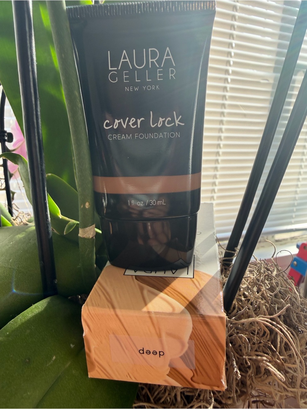 Laura Geller Cover Lock Cream Foundation - Black Tube with Beige Band